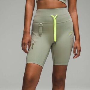 Lululemon Cargo Super-High-Rise Hiking Shorts 8”